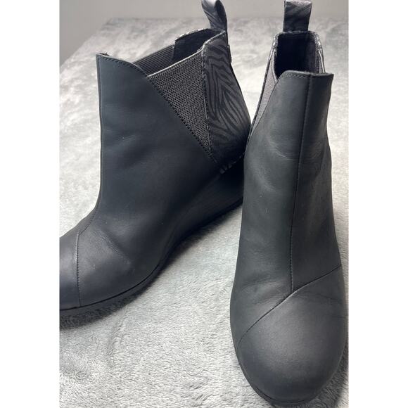 TOMS 10016061 Women's Kelsey Black Zebra Shimmer Wedge Heels Bootie Boots Size 8 - Picture 5 of 8